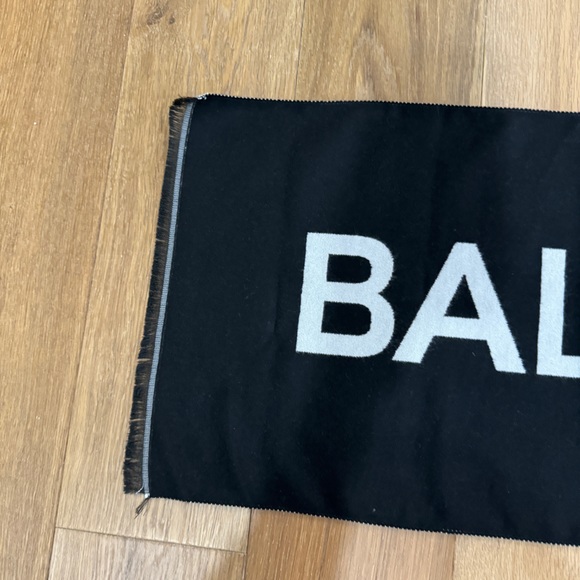 BALENCIAGA MACRO SCARF IN BLACK - Picture 5 of 8